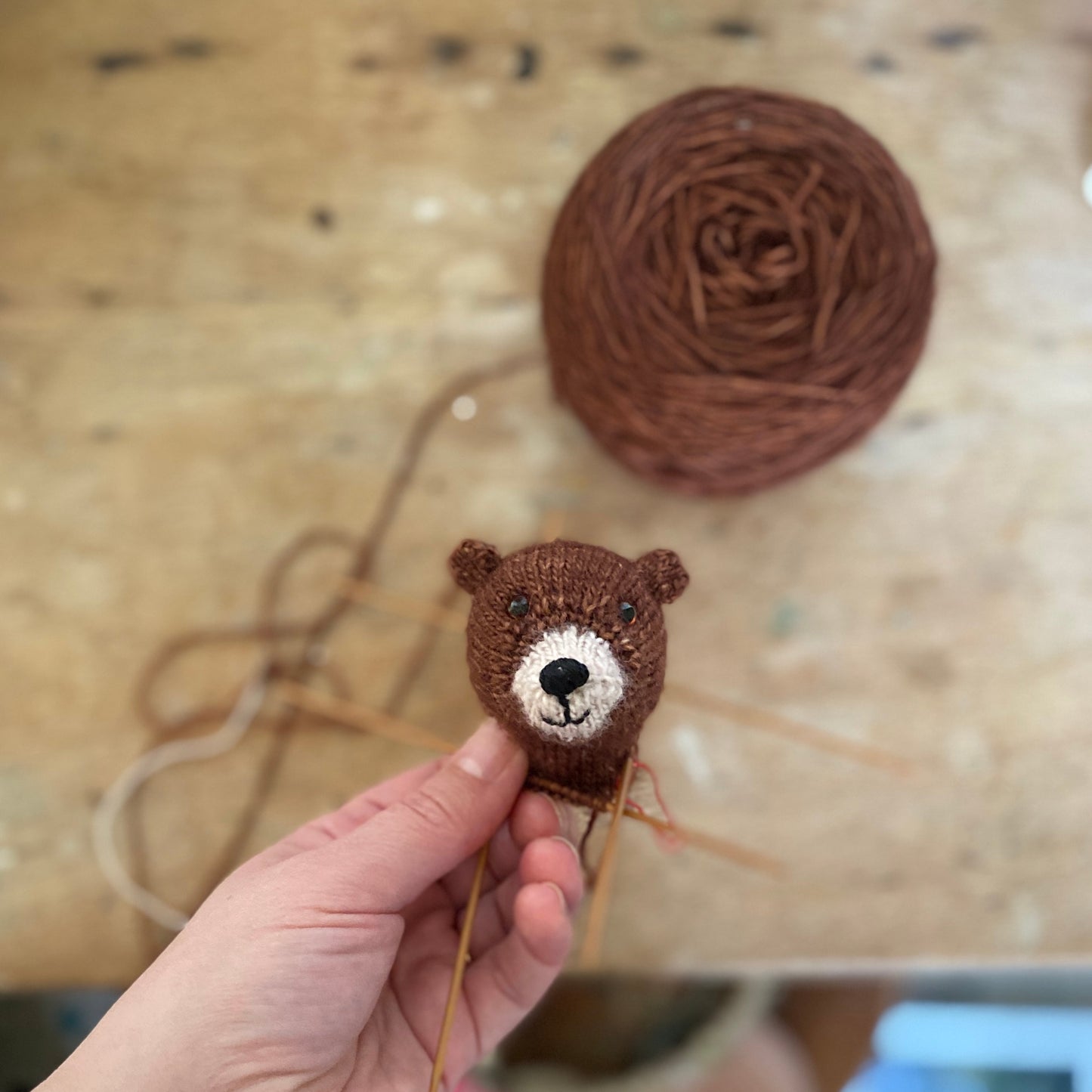 Finish the face of your knitted animal - Cinthia Vallet - Fri. 7/31